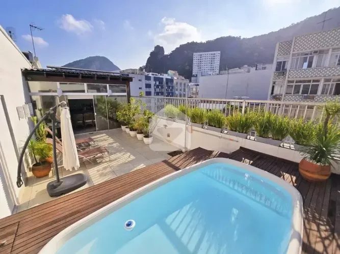 Cobertura duplex totalmente reformada - localização privilegiada em Copacabana.