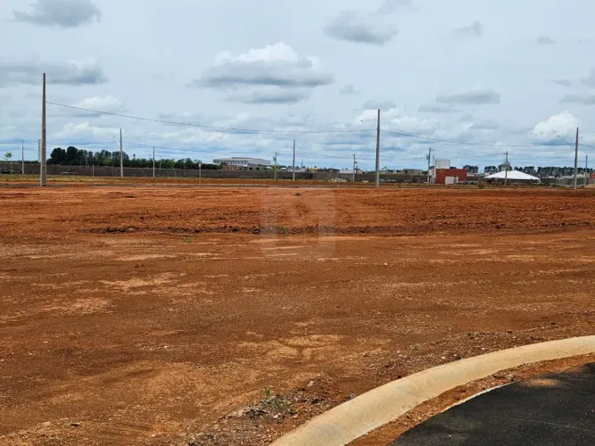Terreno à venda em Condomínio Fechado.