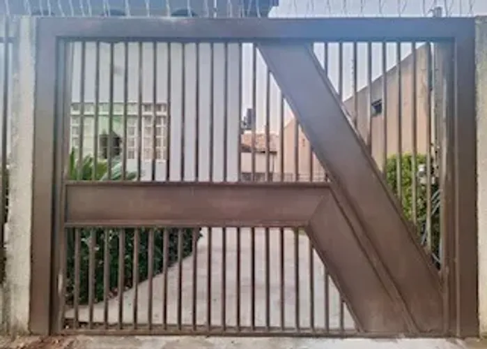 Portão basculante com grade de ferro - em boas condições.