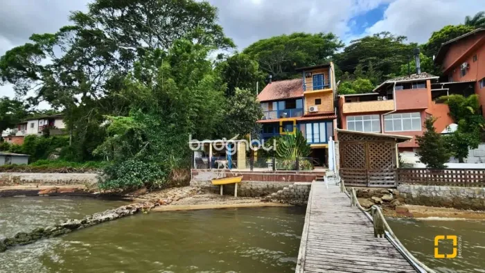 Casa Exclusiva Frente Mar com Trapiche Privativo - Um Refúgio Tropical Único