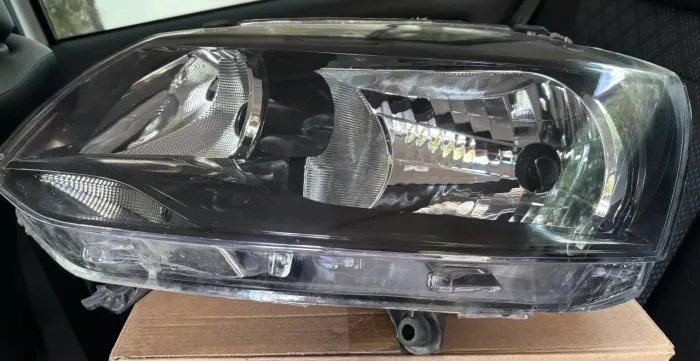 Farol Fox 2011 a 2014 lado esquerdo (motorista)