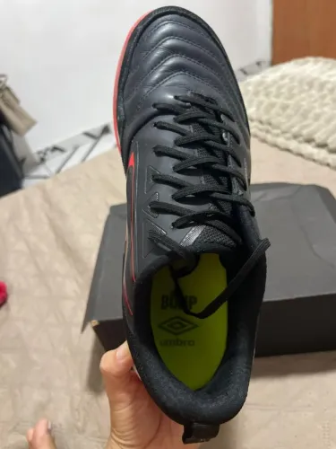 Chuteira futsal: UMBRO pro 5 / tamanho 43 de valor 600,00 por 350,00