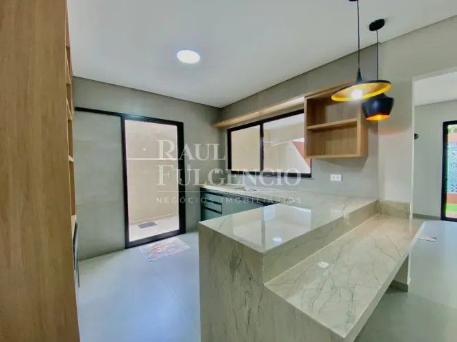 Casa moderna com piscina e área de lazer na Vila Larsen