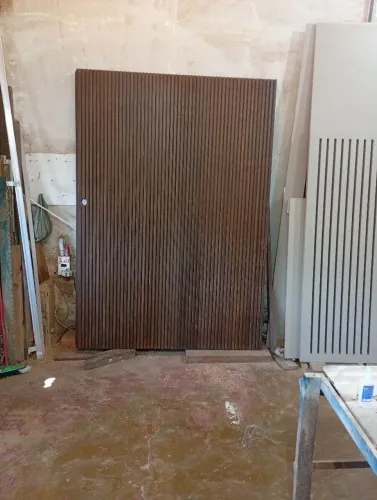 Porta pivotante ripada