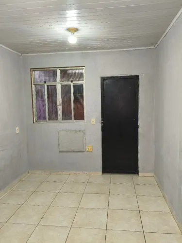 Alugo casa tipo quitinete em bangu ( água e luz já incluso )