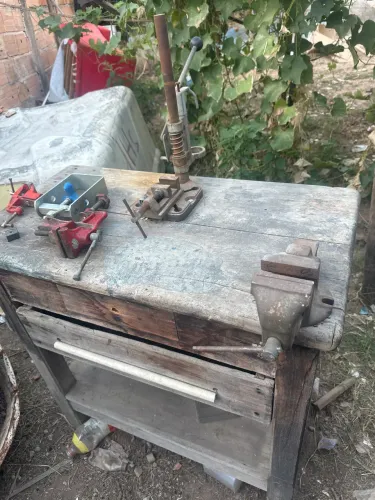 Bancada de trabalho madeira com ferramentas
