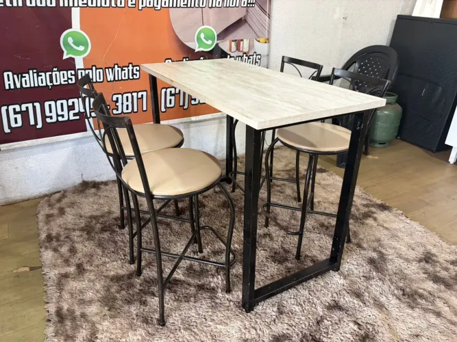 Mesa de ferro com 4 banquetas bem conservada ((ENTREGO GRATIS))