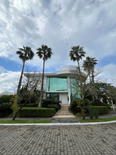 Alugo casa de alto padrão com 5 suítes e com piscina em Jurerê internacional 