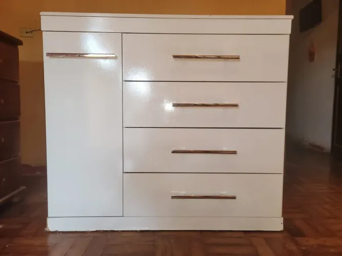 Cômoda branca 4 gaveta + espaço lateral 