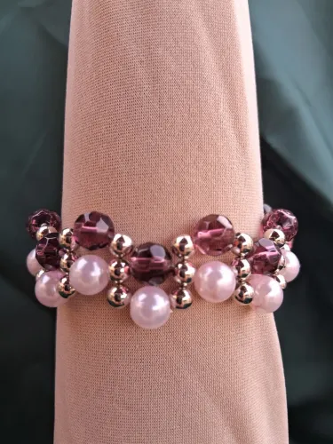 Pulseira de pérolas rose e cristais roxos