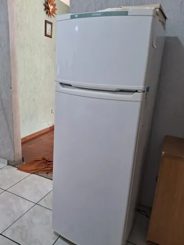 Geladeira não gela em baixo 