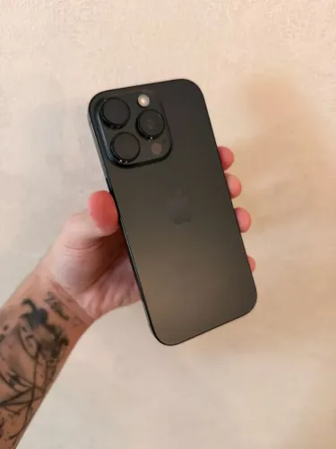 iPhone 16 Pro 128GB Black, bateria 93%.