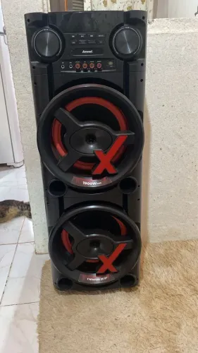Caixa de som apenas 5 meses de uso tá toda nova ,tem conversa