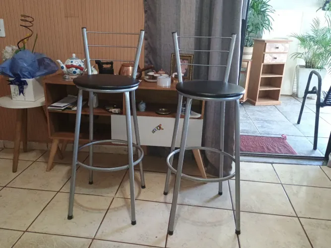Par de banquetas altas de ferro semi novas