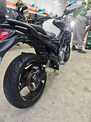 Suzuki Gladius 650cc com escapamento esportivo