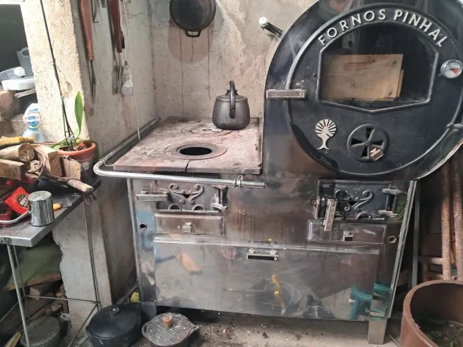 Vede se fogão a lenha com forno