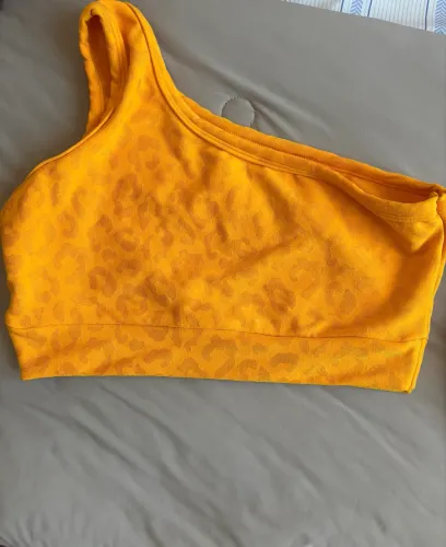 Conjunto fitness amarelo com detalhes