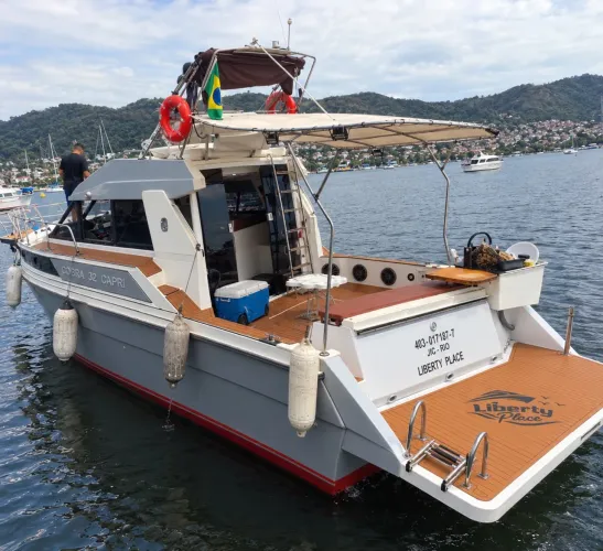 Cobra Capri 32 pés 17 passageiros