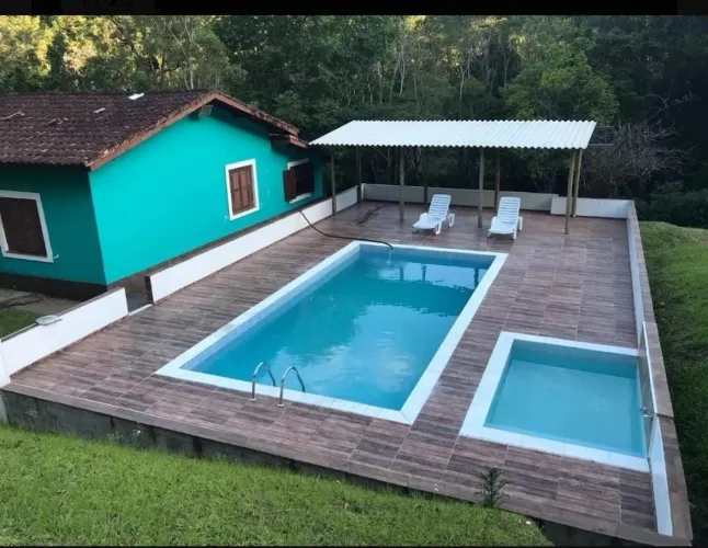 Chácara casa sede, piscinas, nascente, campo de futebol, pomar.