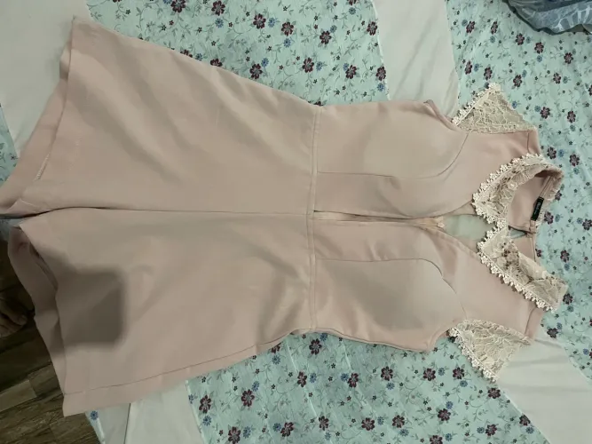 Macaquinho Nude Tamanho P com detalhes em renda grossa