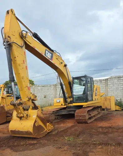 Escavadeira Caterpillar 320 GC ano 2019 com motor de 4 cilindros e 11.000 horas, em MG