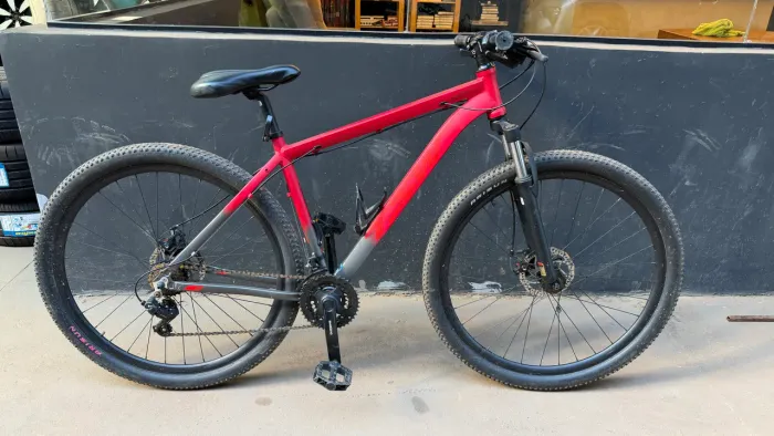 Bicicleta aro 29 com kit shimano de 24 velocidades e quadro de alumínio.