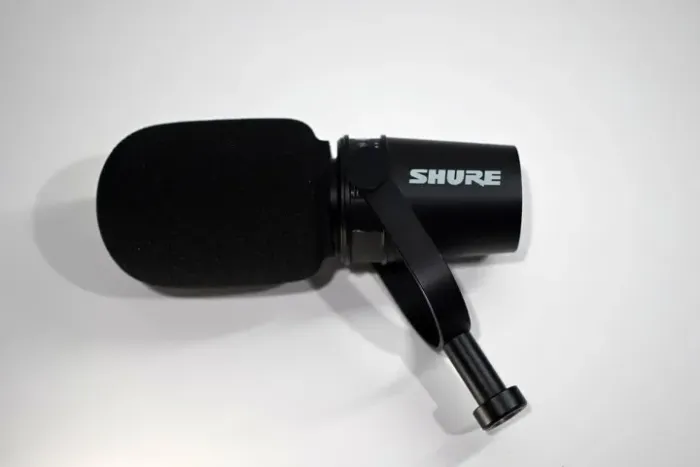 Microfone Shure MV7 (preto), dinâmico híbrido USB/XLR para podcast e streaming, padrão car