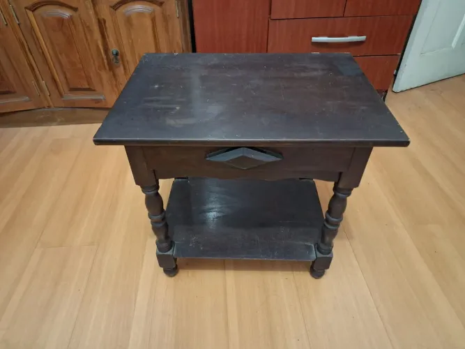 Mesa lateral com gaveta e prateleira