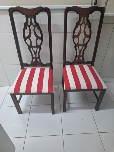 Par de cadeiras Chippendale.