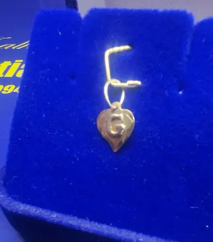 Pingente Letra G em Ouro Branco Peso 0.27 Grama 10 mm Coração Ouro Amarelo 18 Kilates