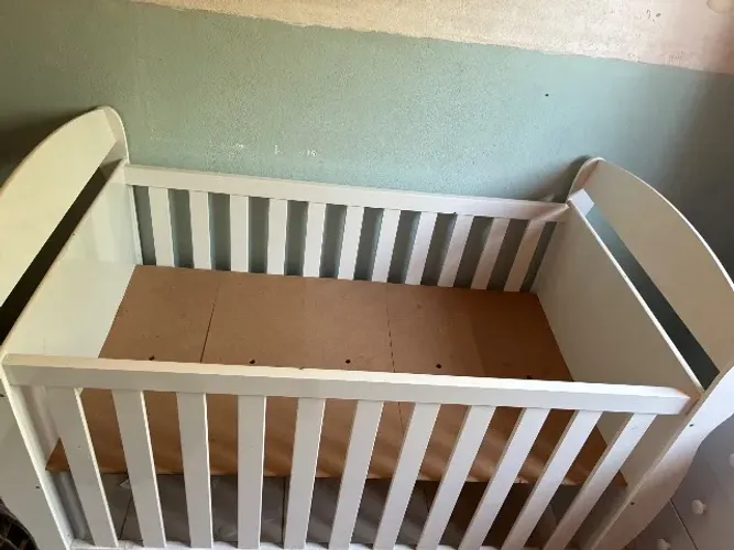 Berço de bebê usado apenas uma vez por 300Rs