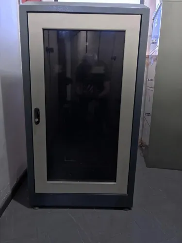 Rack de Piso Padrão 19" para Servidor / TI + 3 Bandejas / Prateleiras