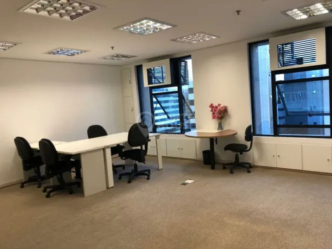 Sala comercial à venda no Brooklin com 42m² e 1 vaga.
