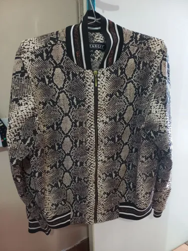 "Jaqueta Bomber Estampa Pele de Cobra Target - Excelente Estado - Tamanho M/L (Unissex)".