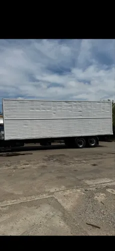 Vendo baú de ferro 10.50 metros valor 20 mil estudo troca por carro e moto