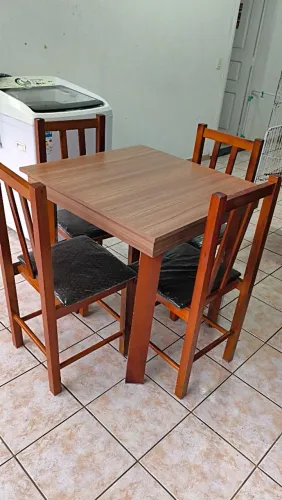Mesa com 4 cadeiras 