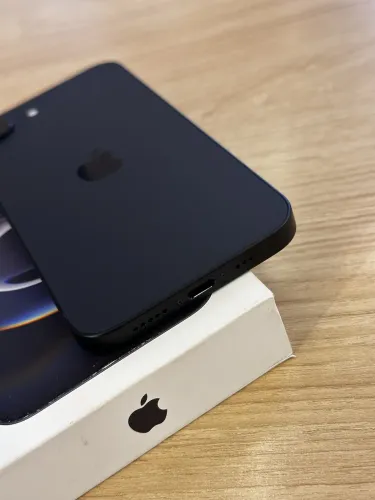 iPhone 16e preto