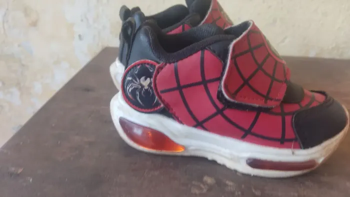 Sapato do homem aranha