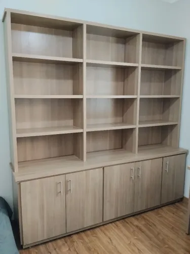 Estante amadeirada atemporal e sofisticada.