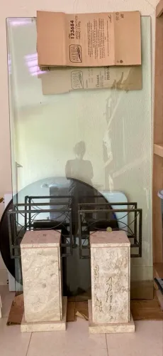 Mesa de vidro com 2 bases de mármore