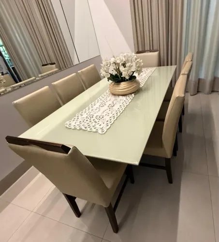 Mesa de jantar grande com oito lugares