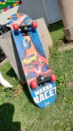 Skate Hot Wheels Fun com Kit de Proteção completo - Excelente estado, pouco uso.