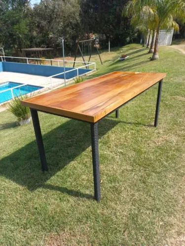 Mesa em fibra sintética 