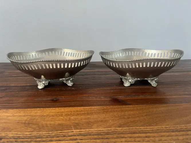 2Cesto de Pão com Banho de Prata Oval com Pés e Detalhes Vazados