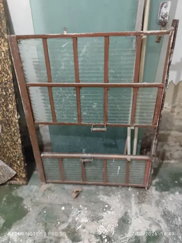 Vende se janela de cozinha com vidros 
