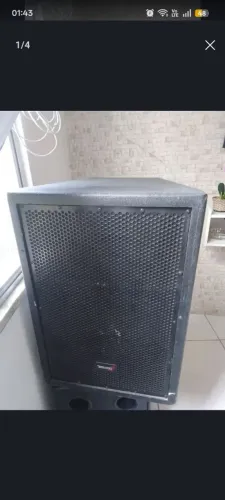 Caixas de 15 polegadas com alto falantes JBL.