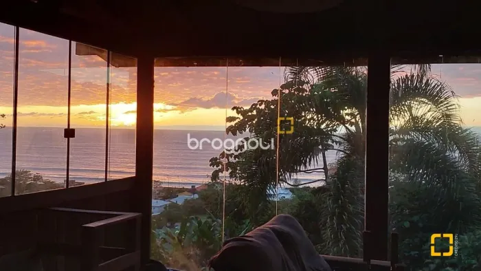Casa à venda com vista mar na praia da Armação em Florianópolis SC