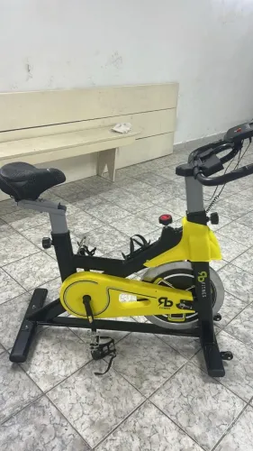 Bicicleta Ergométrica Preta/Amarela 13kg De Inércia RB Fitness