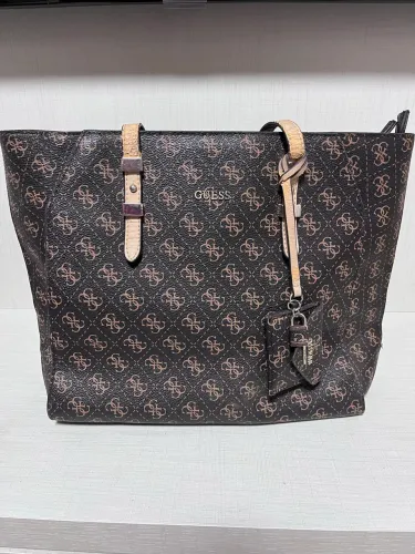 bolsa tote grande monograma guess original com pingente