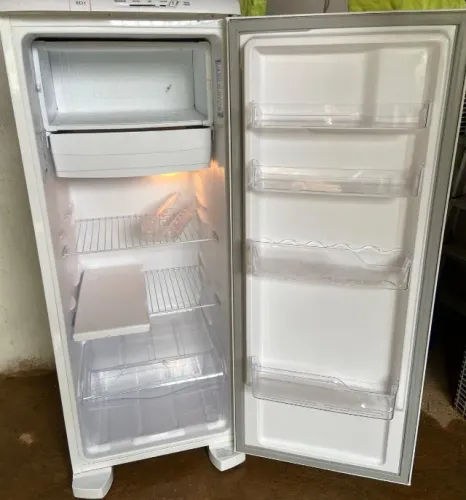Geladeira Electrolux Cycle Defrost 240L Degelo Prático 01 Porta Branca (RE31)Classe A 220V